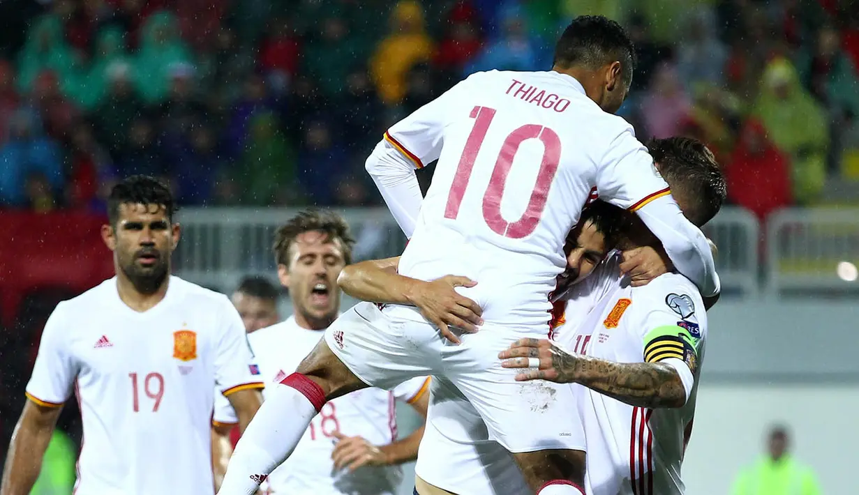 Para pemain Spanyol merayakan gol yang dicetak Diego Costa ke gawang Albania pada laga kualifikasi Piala Dunia 2018 di Stadion Loro Borici, Shkoder, Minggu (9/10/2016). Spanyol menang 2-0 atas Albania. (Reuters/Antonio Bronic)