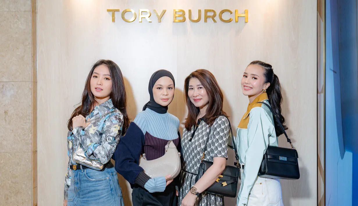 Tory Burch merayakan peluncuran Musim Gugur-Musim Dingin Koleksi 2024 di butik Plaza Senayan dengan acara cocktail in store. Para selebriti termasuk Beby Tsabina, Natasha Wilona, ​​Tantri Namirah, turut hadir memeriahkan acara. [Dok/Tory Burch].