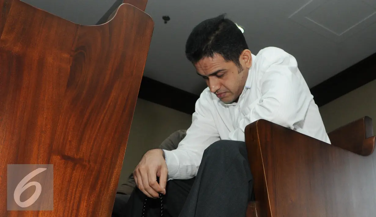 M. Nazaruddin tersangka Wisma Atlet saat menunggu sidang vonis di pengadilan Tipikor, Jakarta,Rabu (15/6) Nazarudin divonis 6 tahun penjara denda 1 miliar subsider 1 tahun. (Liputan6.com/Helmi Afandi)