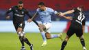 Striker Manchester City, Gabriel Jesus, berusaha melewati pemain Borussia Moenchengladbach pada laga Liga Champions di Puskas Arena, Kamis (25/02/2021). City menang dengan skor 2-0. (AP/Laszlo Balogh)