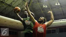 Dua pemain asing Satria Muda Pertamina, Tiras Wade (kiri) dan Dior Lowhorn berebut bola saat latihan perdana di GOR Soemantri Brodjonegoro, Jakarta, Rabu (19/10/2016). Latihan ini persiapan jelang Perbasi Cup 2016. (Liputan6.com/Helmi Fithriansyah)