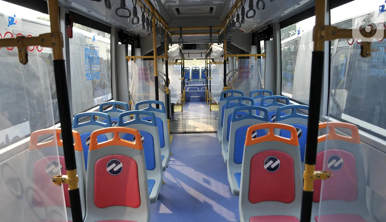 Kondisi bus Transjakarta Zhong Tong di Depo PPD F Klender, Jakarta, Rabu (30/10/2019). Sistem keamanan dari CCTV juga ditambah menjadi 8, kemudian tangga darurat otomatis, alat pemadam kebakaran, serta tata letak kursi penumpang yang diubah. (merdeka.com/Iqbal S. Nugroho)