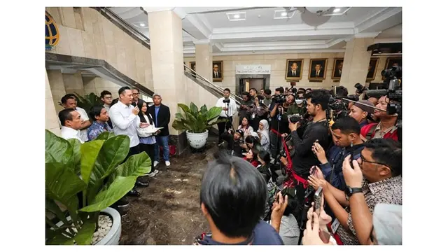 Dibantu Agus Yudhoyono, Ini 6 Potret Nirina Zubir Terima Sertifikat Tanah Ibunda