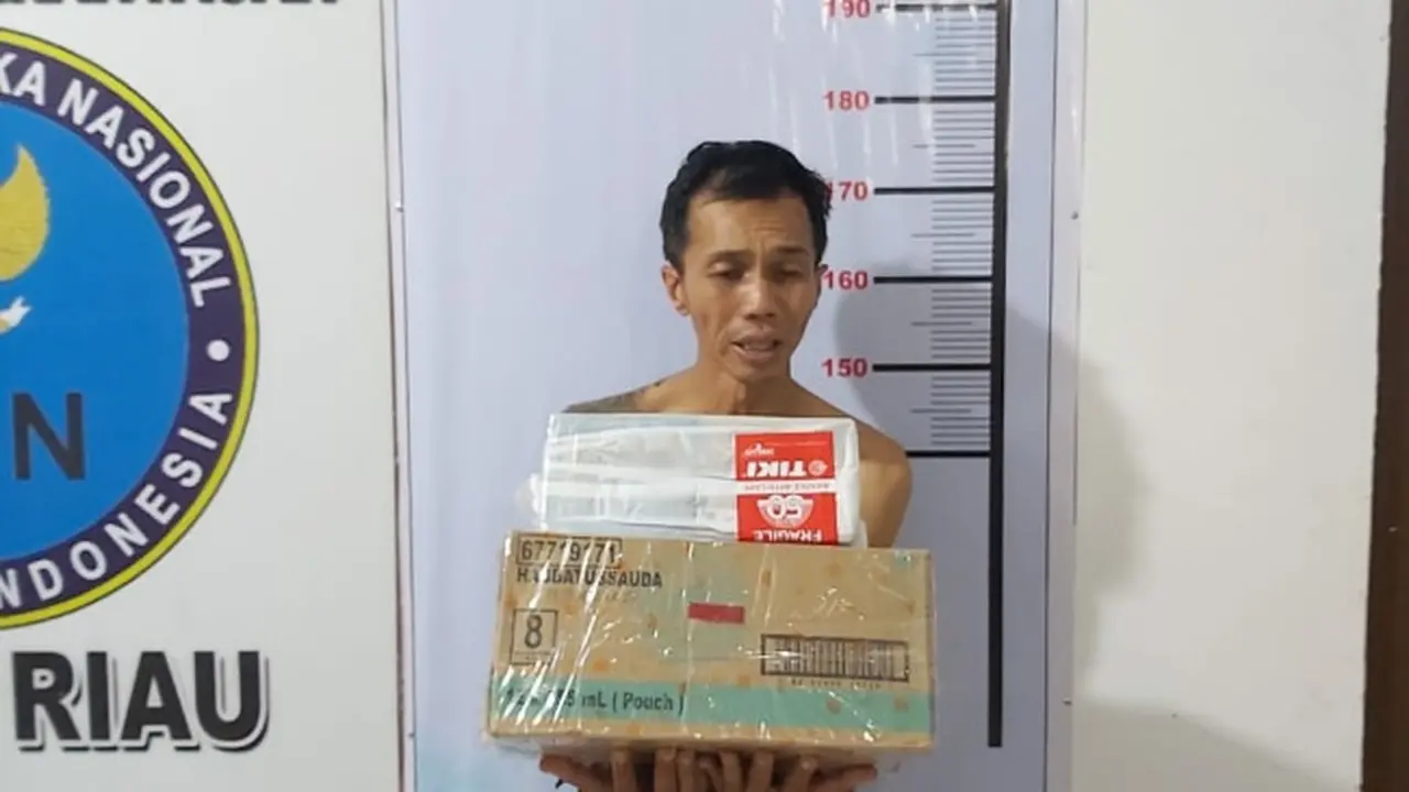 Tersangka penyelundupan ganja menggunakan jasa pengiriman dari Pekanbaru ke berbagaio daerah di Pulau Jawa.