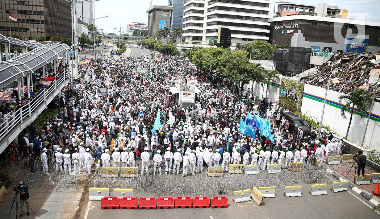 Massa demonstran dari gabungan elemen Islam menggelar aksi damai mengecam Presiden Prancis Emmanuel Macron di kawasan Sarinah, Jakarta, Senin (2/11/2020). Mereka datang dengan berbagai atribut mengecam pernyataan presiden Emmanuel Macron yang dianggap menghina Islam. (Liputan6.com/Faizal Fanani)