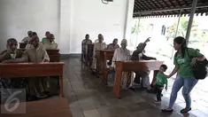 Seorang guru dan murid TK Kurcacil Jakarta Utara memperhatikan diorama sejarah di Museum Kebangkitan Nasional, Jakarta, Jumat (20/5). Museum Kebangkitan Nasional menjadi saksi bisu dan bersejarah dalam kegigihan para pejuang. (Liputan6.com/Faizal Fanani)