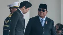 Presiden Prabowo Subianto menyambut kedatangan Perdana Menteri (PM) Singapura Lawrence Wong di Istana Merdeka, Jakarta, Senin (6/7/2026). (AFP/ Yasuyoshi Chiba)