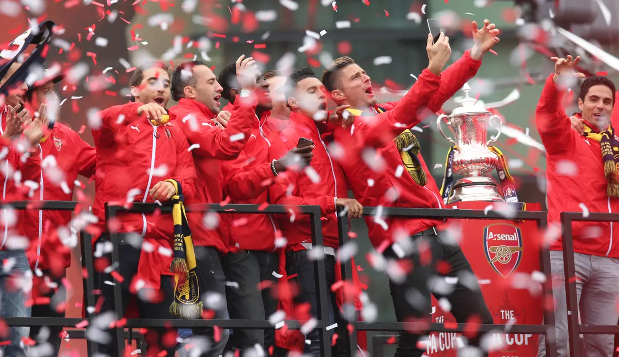Sejumlah pemain Arsenal, bergembira saat melakukan parade keliling kota usai meraih Piala FA di London, Inggris, (31/5/2015). Arsenal meeraih Trofi piala FA usai mengalahkan Aston Villa 4-0. (REUTERS/Alex Morton)