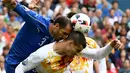 Pemain Spanyol, Alvaro Morata berduel dengan pemain Italia, Giorgio Chiellini pada babak 16 besar Piala Eropa 2016 di Stade de France, St. Denis, Prancis, Senin (27/6/2016). (EPA/Georgi Licovski)