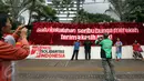 Warga berfoto di depan karangan bunga untuk Basuki T Purnama dan Djarot Sjaiful Hidayat di Balai Kota Jakarta, Selasa (25/4). Karangan bunga tersebut terus bertambah berisi simpati warga kepada Ahok-Djarot pascapilkada DKI 2017. (Liputan6/Johan Tallo)