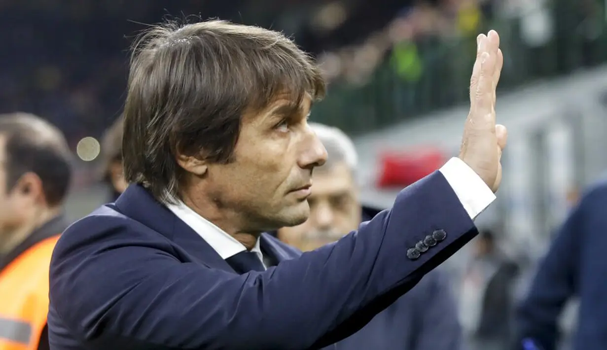 Pelatih Inter Milan, Antonio Conte, saat melawan Genoa pada laga Serie A 2019 di Stadion San Siro, Sabtu (21/12). Inter Milan menang 4-0 atas Genoa. (AP/Luca Bruno)