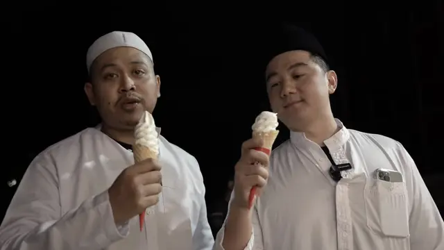 7 Potret Chef Arnold Pakai Baju Gamis dan Peci, Berburu Sahur Bareng Muslim
