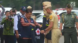 Ketua Umum PMI Jusuf Kalla memberi rompi kepada relawan PMI yang bertugas untuk Lebaran Tahun 2018  di lapangan stasiun Gambir,Jakarta, Kamis (7/6). Sebanyak 8.422 relawan dan para medis PMI di turunkan untuk lebaran tahun 2018.  (Merdeka.com/Imam Buhori)