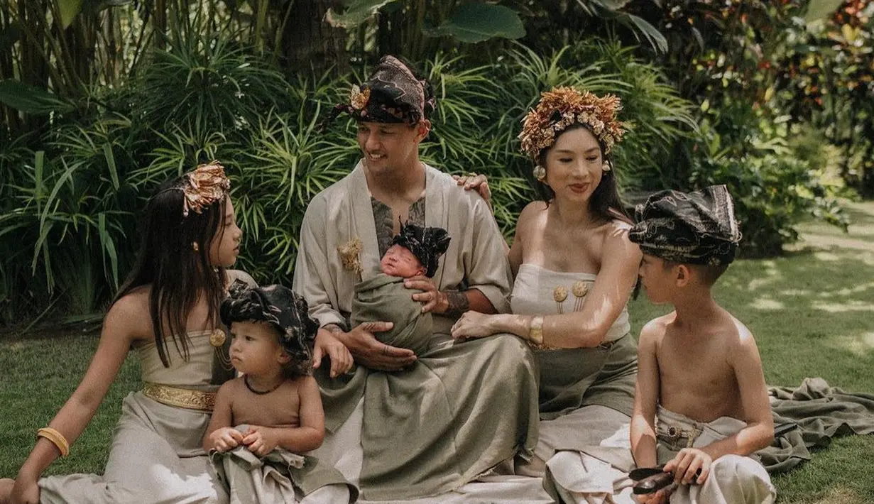 Mereka tampak begitu natural dan menyatu dengan pemandangan hijau di sekitarnya. @jenniferbachdim.