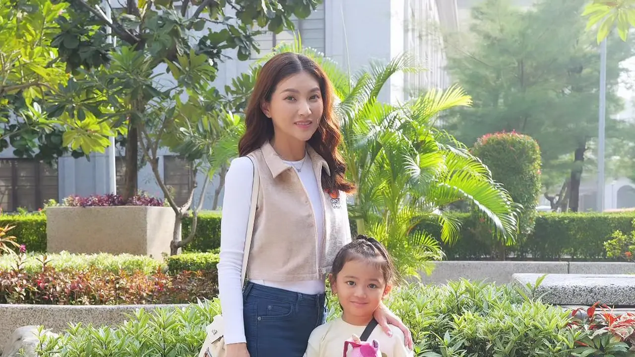 Gaya Stylish Sarwendah Saat Pembagian Rapor Putrinya, Tenteng Tas Hermes Seharga Rp600 Juta