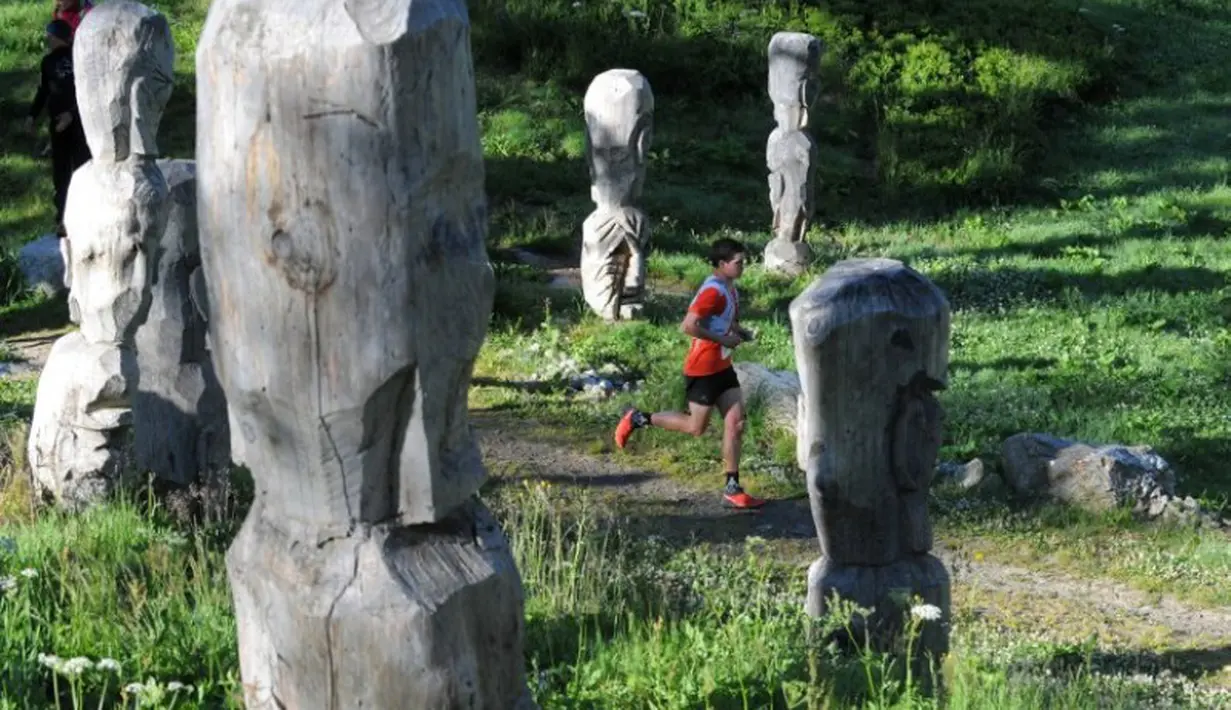 Pelari sedang berlomba dalam Ultra Trial race sejauh 168 km yang melintasi Pegunungan Mont Blanc di Perancis, Italia, dan Swis. (AFP PHOTO/JEAN PIERRE CLATOT)