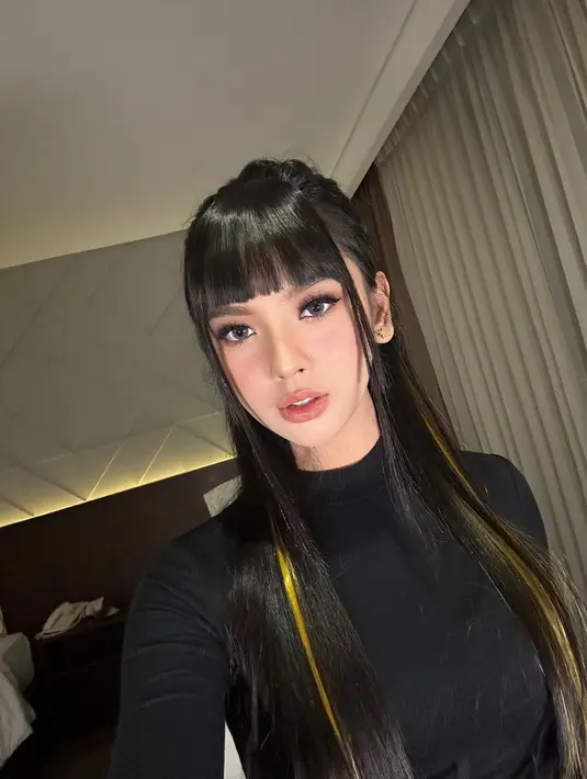 Tatanan half up hairstyle dengan poni dan extension warna kuning bikin gaya makin imut dan trendi. [@lyodraofficial].