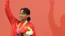 Syuci Indriani (kanan) usai prosesi medali usai laga final 200 meter gaya bebas putri S14 Asian Para Games 2018 di Stadion Akuatik Kompleks GBK, Minggu (7/10). Syuci meraih perunggu dengan waktu 2 menit 20,80 detik. (Liputan6.com/Helmi Fithriansyah)