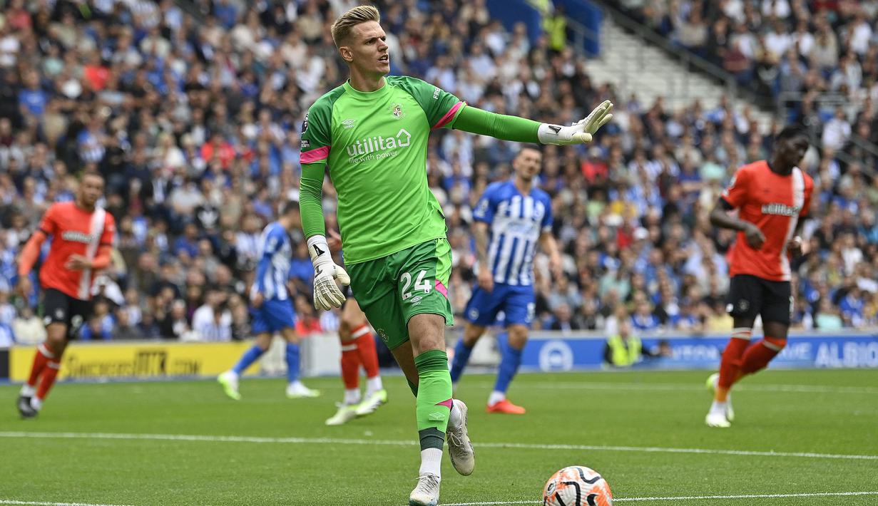 Serupa dengan Burnley, klub promosi lainnya Luton Town pun tak mau ketinggalan mendatangkan kiper baru untuk memperkuat skuad mereka. Thomas Kaminski didatangkan dari Blackburn Rovers untuk diplot sebagai kiper utama. Dari 6 laga, Luton dibawanya sekali menang, dua kali imbang serta 4 kali kalah dengan catatan kebobolan sebanyak 12 gol dan sementara menempatkan Luton Town di posisi ke-17 klasemen sementara dengan raihan 4 poin. (AFP/Justin Tallis)