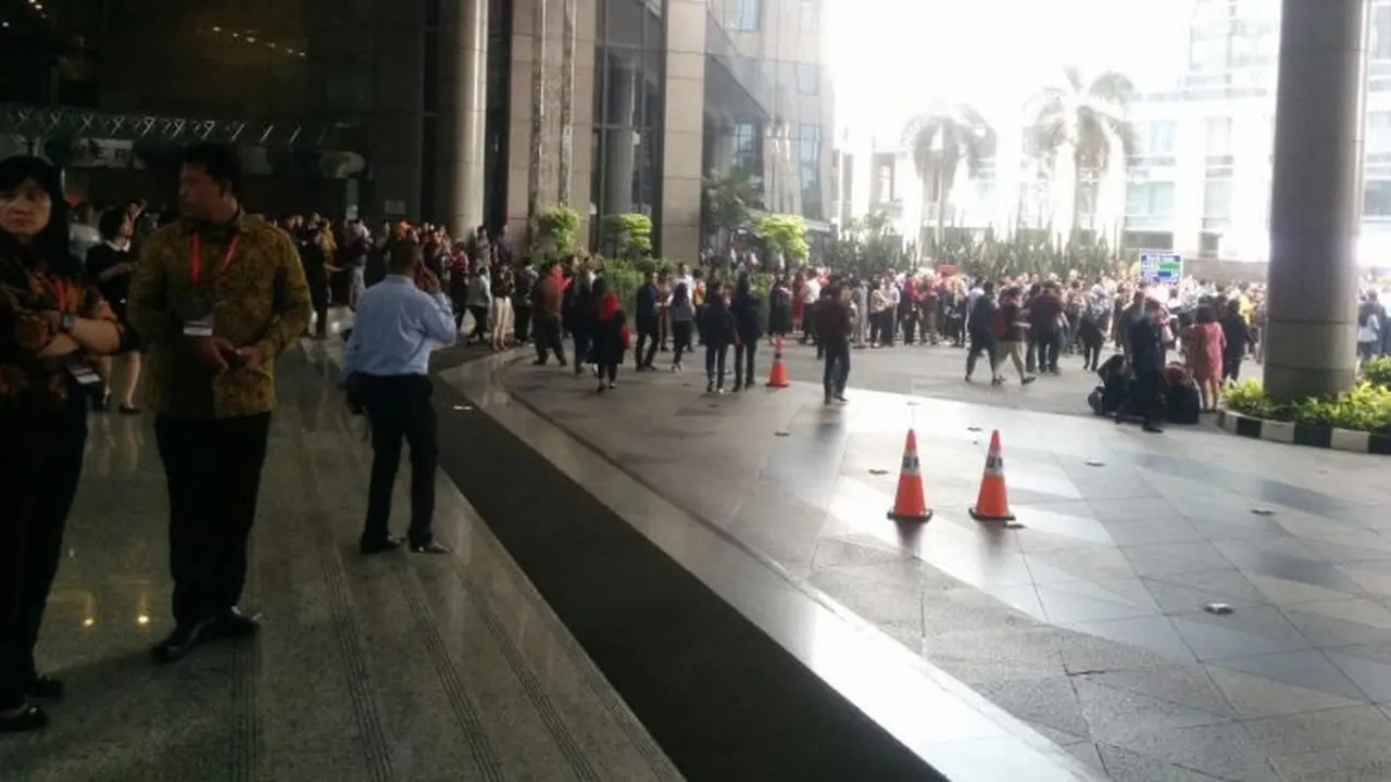 Balkon lantai 1 tower II Bursa Efek Indonesia (BEI) roboh pada Senin (15/1/2018) siang. (Foto: Indra Haryono)