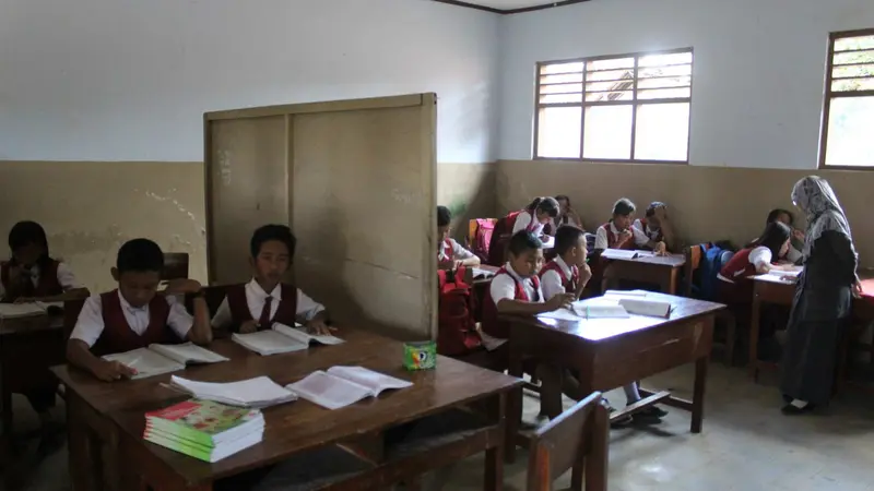 Gedung Rusak Bikin Siswa SD di Tulungagung Berbagi Ruang Kelas