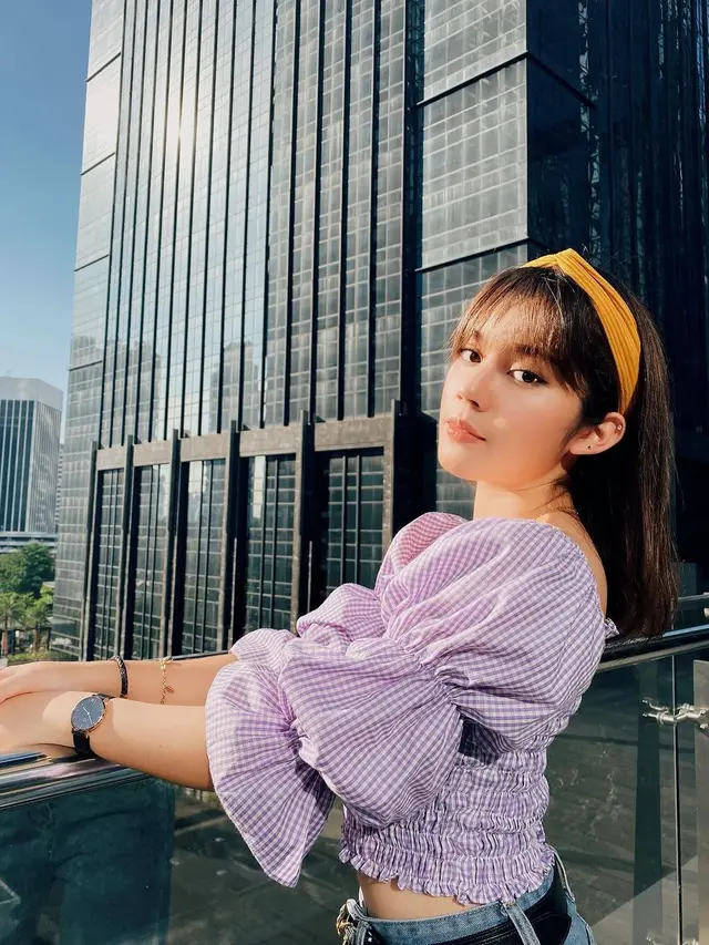 6 Gaya Fay Nabila Tampil Berponi Ini Makin Menawan
