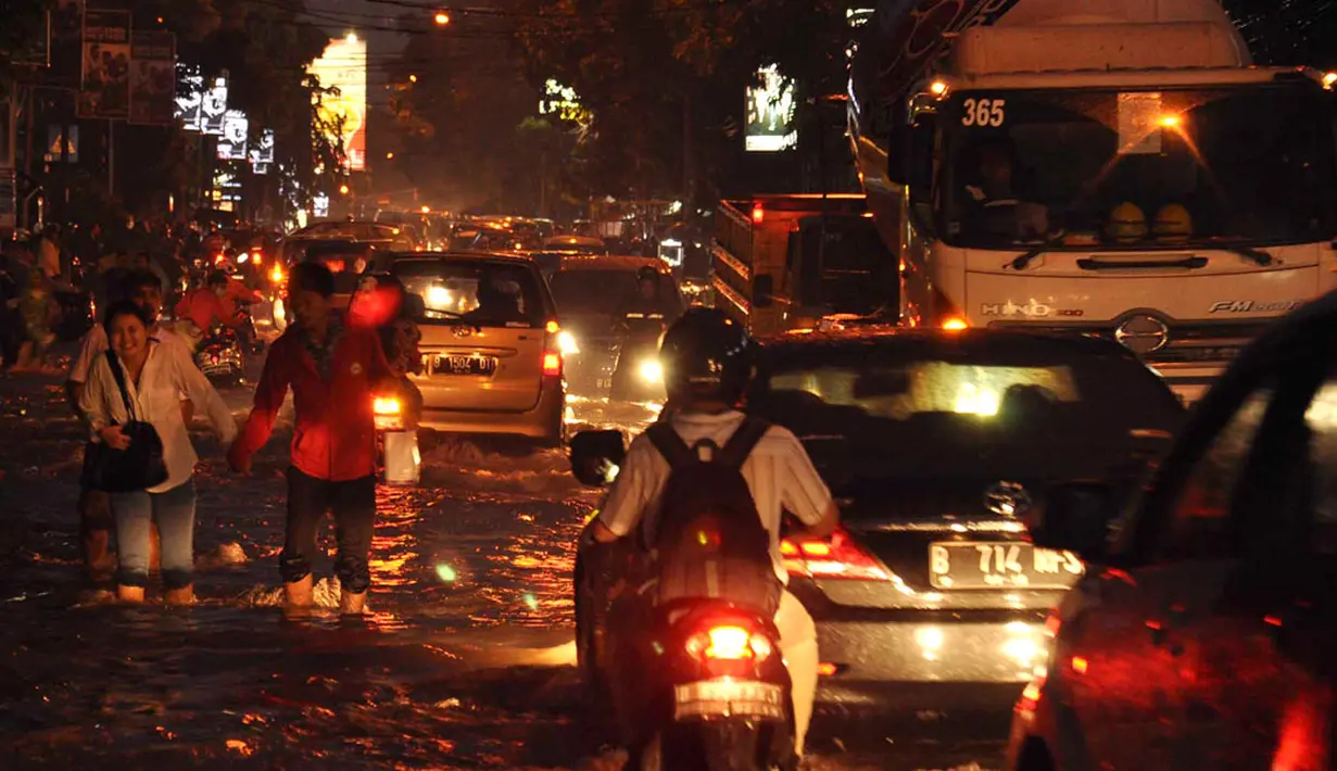 Akibat tingginya genangan air, arus lalu lintas yang melewati kawasan Kemang macet, (11/8/2014).(Liputan6.com/Miftahul Hayat)