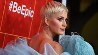 Penyanyi Katy Perry tiba menghadiri Gala amfAR Los Angeles yang kesembilan di Beverly Hills, California, AS, (18/10). Dalam acara ini, Katy Perry mendapatkan penghargaan atas komitmennya untuk memerangi AIDS.  (AP Photo/Jordan Strauss)