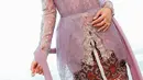Maudy Ayunda juga terlihat tampil anggun berkebaya di unggahan terbarunya. Kebayanya tersebut dikenakan saat menghadiri acara pernikahan kerabatnya. Maudy Ayunda kenakan kebaya unik warna ungu lilac rancangan Didiet Maulana. [Foto: Instagram/ Maudy Ayunda]