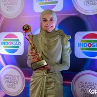 Lesti Kejora kembali memboyong piala penghargaan dari ajang Indonesian Dangdut Awards 2023. Namanya masuk dalam lima nominasi, Lesti berhasil membawa pulang empat penghargaan dari ajang yang digelar sejak tahun 2014 ini. [Foto: Muhammad Akrom Sukarya/KapanLagi.com]