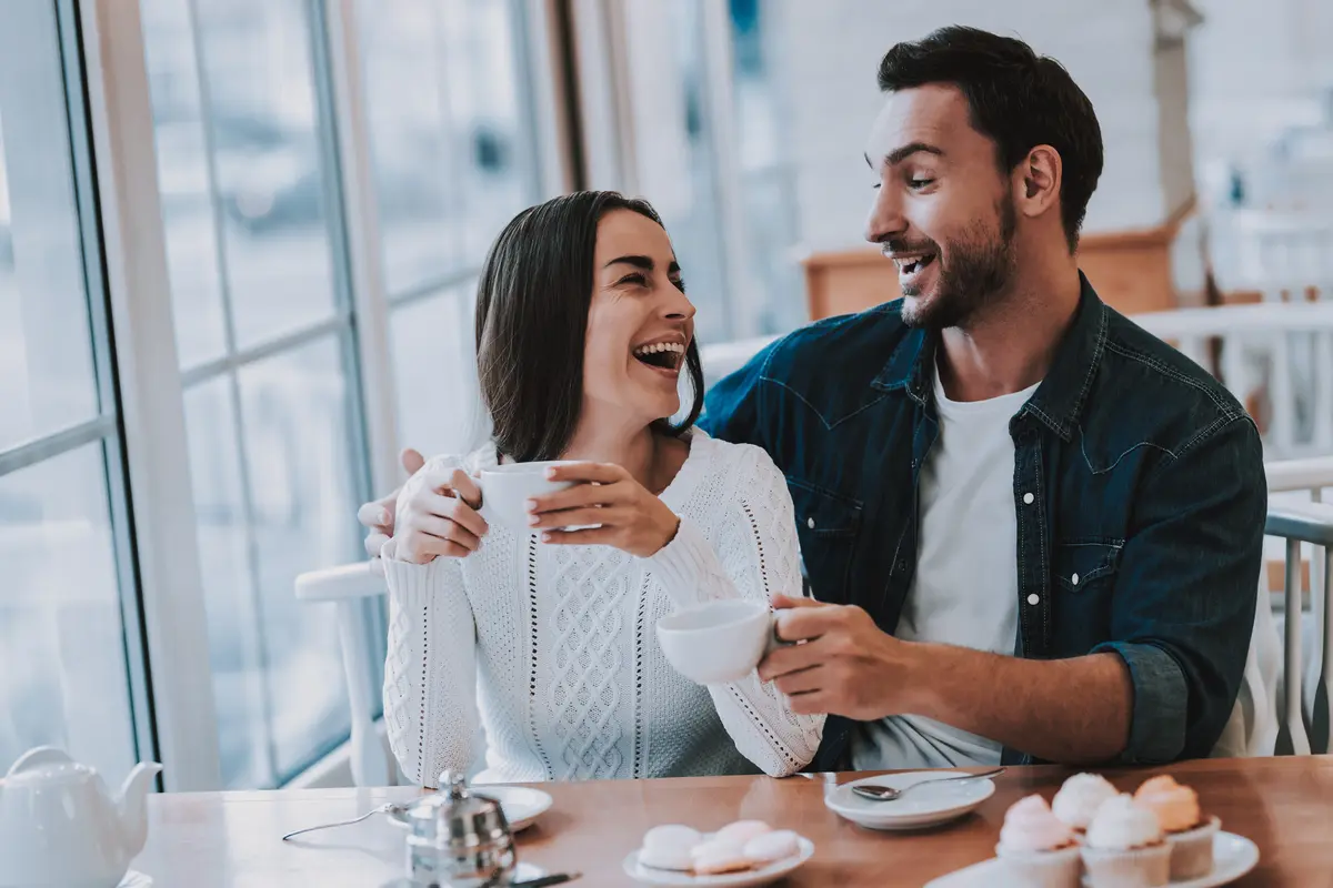 perempuan dan pasangan ngopi bareng
