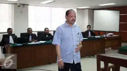 Sutan Bhatoegana saat akan bersaksi dengan terdakwa Waryono Karno di Pengadilan Tipikor, Jakarta, Rabu (1/7/2015). Waryono diduga terlibat korupsi di SKK Migas Kementerian ESDM. (Liputan6.com/Helmi Afandi)