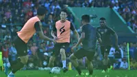 Oh In-kyun menjalani latihan perdana bersama Arema FC di Stadion Gajayana, Malang, Kamis (16/1/2020). (Bola.com/Iwan Setiawan)