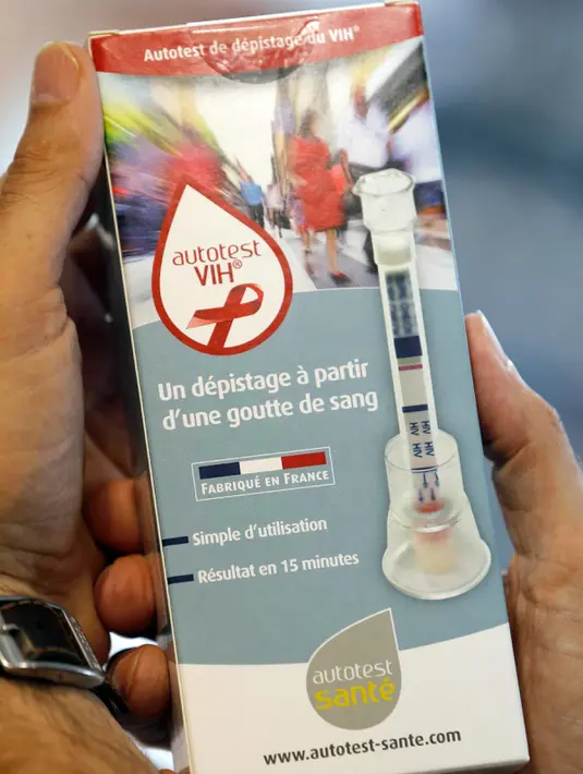 Apoteker memperlihatkan alat tes kesehatan HIV portable di apotek di Bordeaux, Prancis, Selasa (15/9). Alat tes untuk HIV/AIDS yang mulai dijual di Prancis ini memungkinkan penggunanya bisa mengetahui hasilnya 15 menit kemudian. (REUTERS/Regis Duvignau)