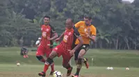 Duel uji coba Borneo FC Vs Persika Karawang di  di Lapangan Yogyakarta Independent School (YIS), Selasa (23/1/2018). (Bola.com/Ronald Seger Prabowo)