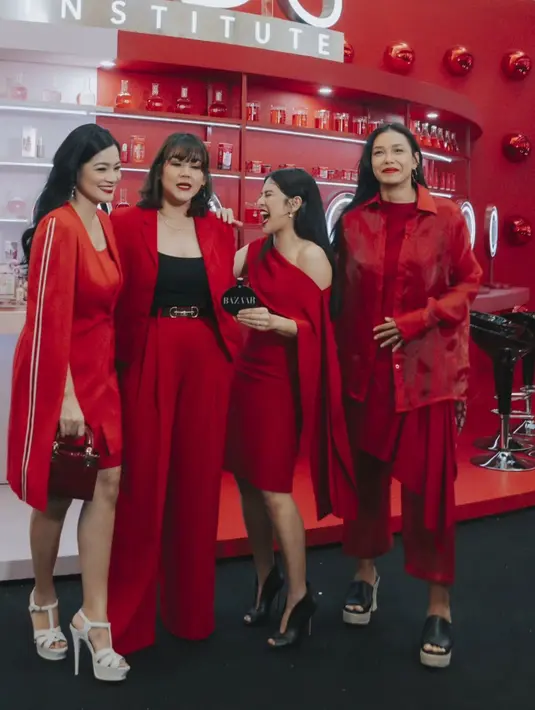 Sedangkan Sissy Prescillia memesona dalam gaya lady boss. Sissy memadukan tank top hitam dengan blazer dan celana palazzo merah. [Foto: Instagram/therealdisastr]