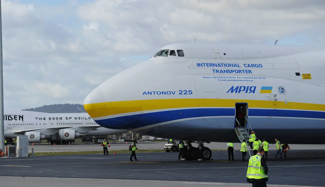 Pesawat Antonov An- 225 Mriya saat mendarat di bandara Perth, Australia, (15/5).Sekarang pesawat ini hanya digunakan untuk pengiriman barang berskala besar atau kargo. (Greg Wood / AFP)