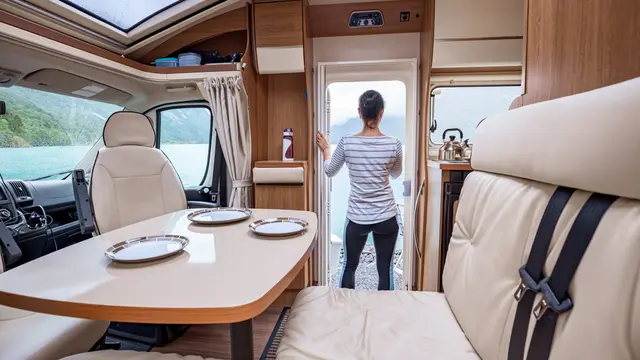 ilustrasi mobil caravan camping