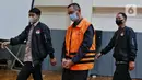 Andhi Pramono mengenakan rompi tahanan berwarna oranye. Tangannya pun diborgol. (Liputan6.com/Angga Yuniar)