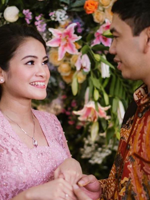 Lama tidak terdegar kabarnya, Juwita Maritsa datang membawa kabar bahagia, dimana dirinya telah melangsung lamaran dengan sang kekasih. (Liputan6.com/IG/jmaritsas)