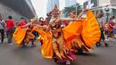 Sejumlah penari saat mengarak ogoh-ogoh saat hari bebas berkendara di kawasan Bundaran HI, Jakarta, Minggu (12/3/2023). Ogoh-ogoh sendiri dalam kebudayaan Bali biasa menggambarkan kepribadian Bhuta Kala yang dalam ajaran Hindu Dharma merupakan kekuatan (Bhu) alam semesta dan waktu (Kala) yang tak terukur dan tak terbantahkan. (Liputan6.com/Angga Yuniar)