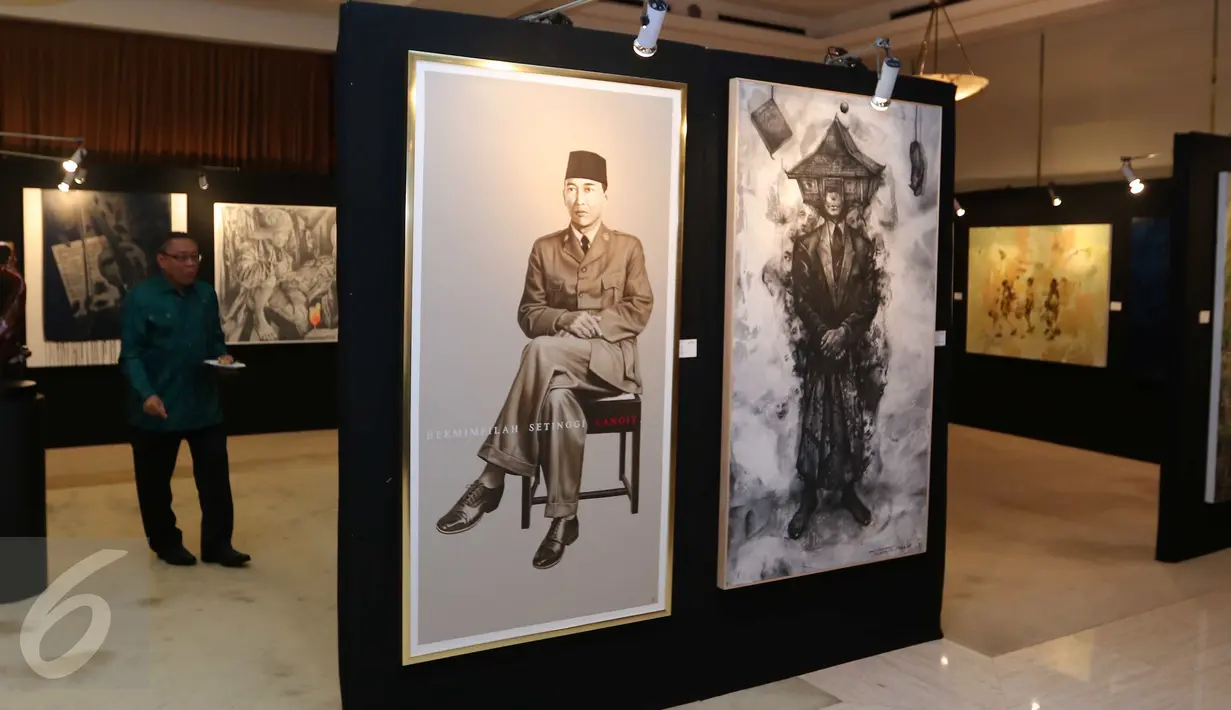 Pengunjung melihat karya seni lukis dan patung pada pameran amal Mandiri Art Charity di Jakarta, Sabtu (23/7). Pameran amal ini akan didedikasikan untuk pengembangan pendidikan anak bangsa dan seni di tanah air. (Liputan6.com/Angga Yuniar)