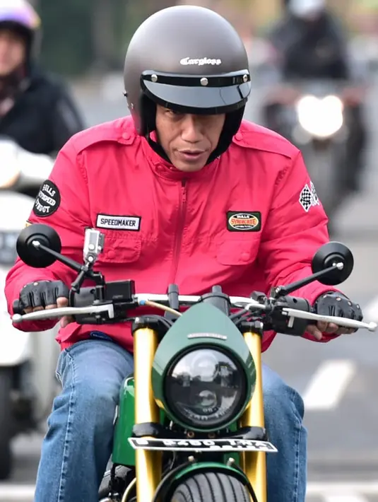 Presiden Joko Widodo (Jokowi) mengendarai motor menuju Pasar Anyar, Tangerang, Banten, Minggu (4/11/2018). Kunjungan Jokowi kali ini dilakukan dengan mengendarai motor barunya yang berwarna hijau metalik. (Liputan6.com/HO/Biro Pers Setpres)