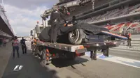 Mobil MRT05 yang dikendarai Rio Haryanto saat berada di pit untuk diperbaiki usai melintir pada tikungan 4 Sirkuit Catalunya, Barcelona, Spanyol, Kamis (25/2/2016) pada sesi terakhir tes pramusim F1. (Bola.com/Twitter)