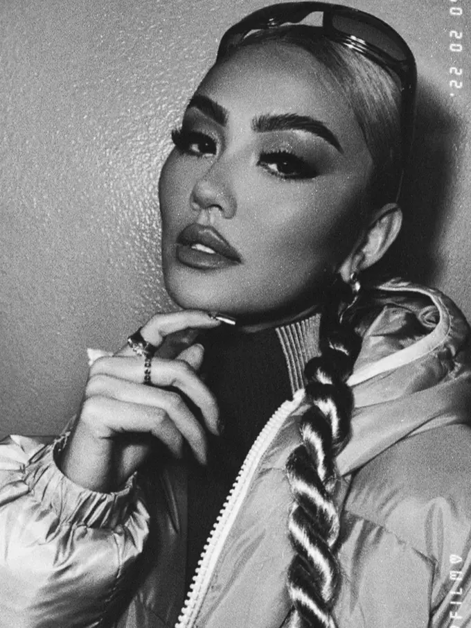 Potret Agnez Mo dengan Makeup Full Lip yang Dikira Operasi Plastik
