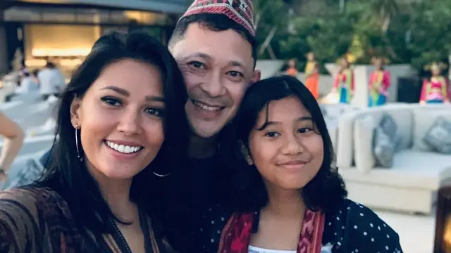 Dikaruniai Anak Kedua, Ini 6 Momen Manis Titi Rajo Bintang dan Keluarga Kecilnya