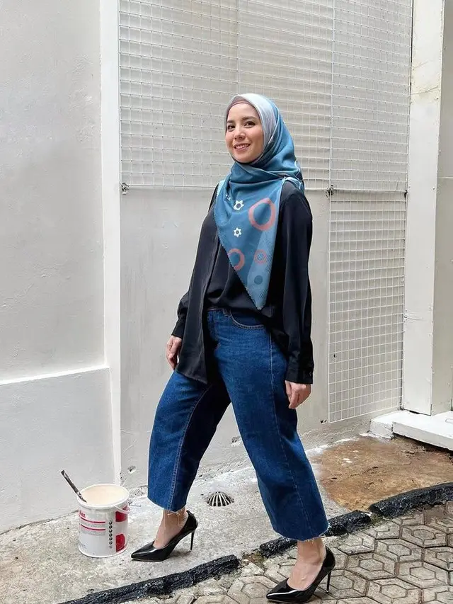 12 Ide Mix and Match Baju Hijab untuk Hangout, Tya Ariestya-Shireen Sungkar