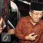 Wapres Jusuf Kalla saat tiba di Gedung KPK , Jakarta, Kamis (9/7/2015). Presiden, Wapres dan sejumlah pejabat negara menghadiri acara buka puasa bersama yang digelar KPK. (Liputan6.com/Helmi Afandi)