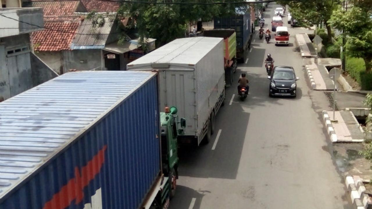 Macet di Jalur Arteri Purwakarta