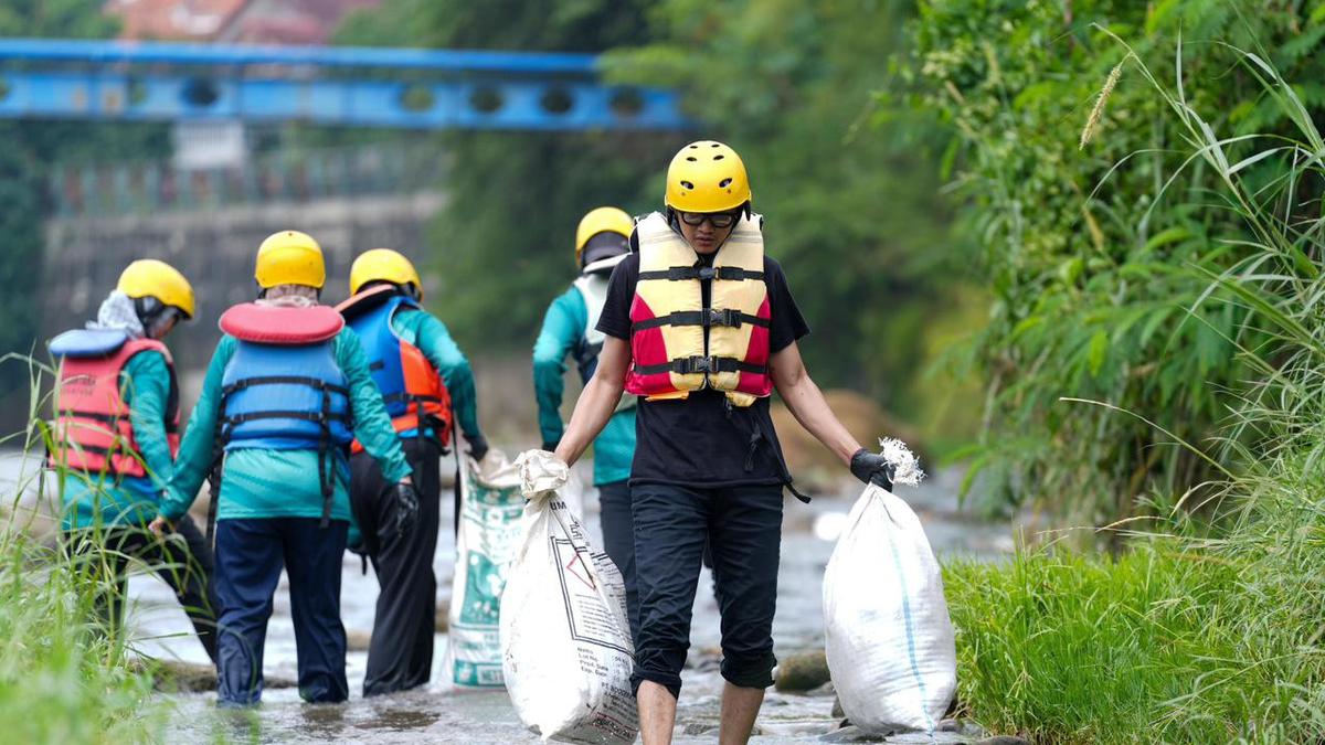 Peringatan Hari Bumi 2026, Digelar Aksi Bersih Sungai Ciliwung hingga Lepas 5.000 Bibit Ikan